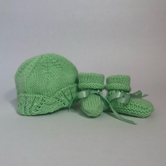 Handmade green baby booties and hat 👶 - Picture 2 of 7